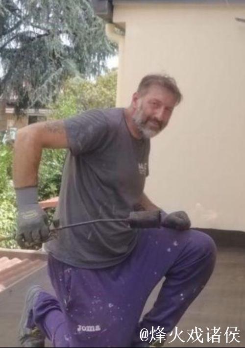 前佛罗伦萨球员里加诺:退役后为了谋生,我重返工地当瓦匠 前佛罗伦萨球员里加诺:退役后为了谋生,我重返工地当瓦匠